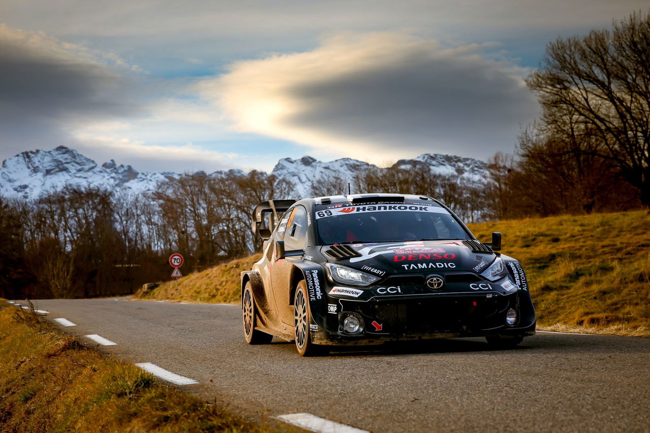 Toyota compitiendo en el Rally de Monte-Carlo 2023, mostrando su agresivo diseño