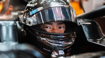 Ryō Hirakawa en el cockpit de McLaren durante pruebas de 2024.