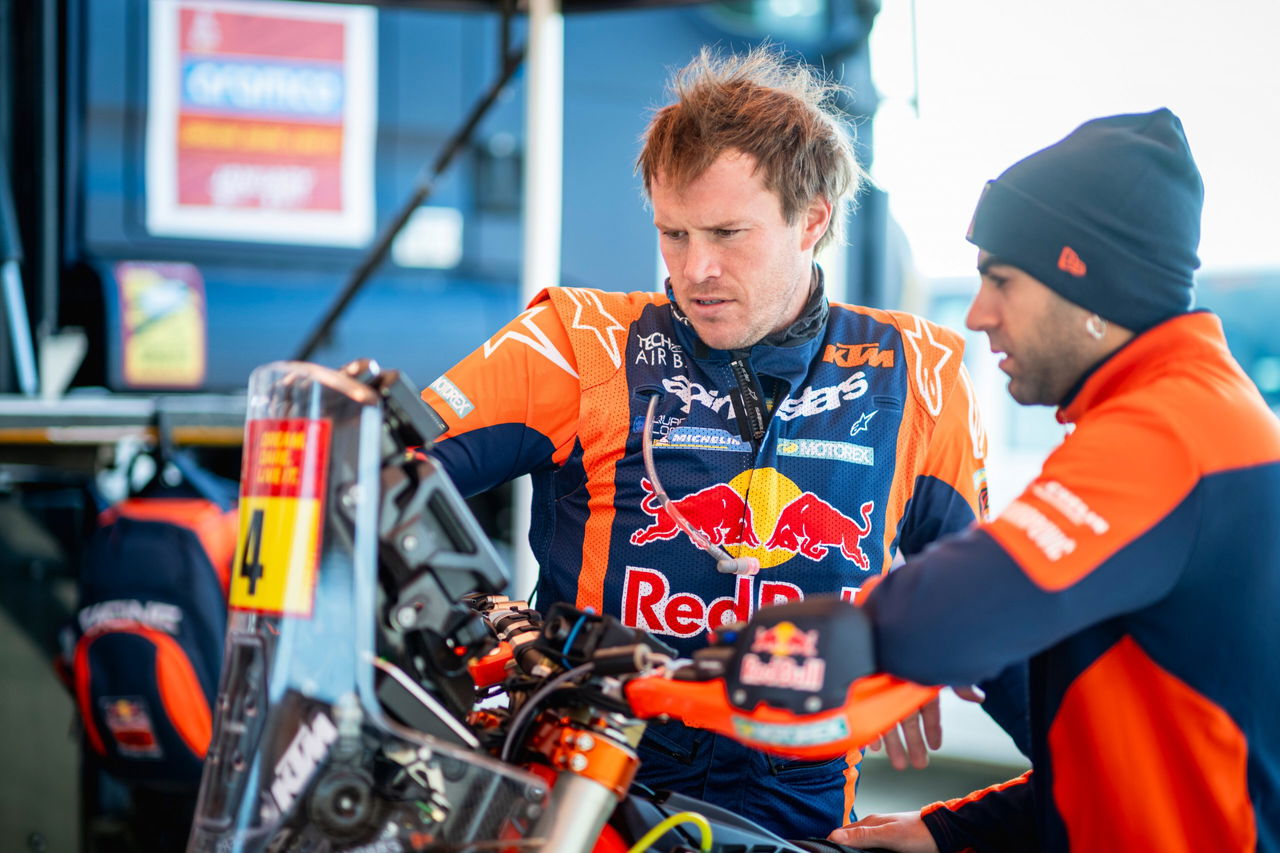 Los pilotos preparan su KTM para el desafío del Dakar 2025.