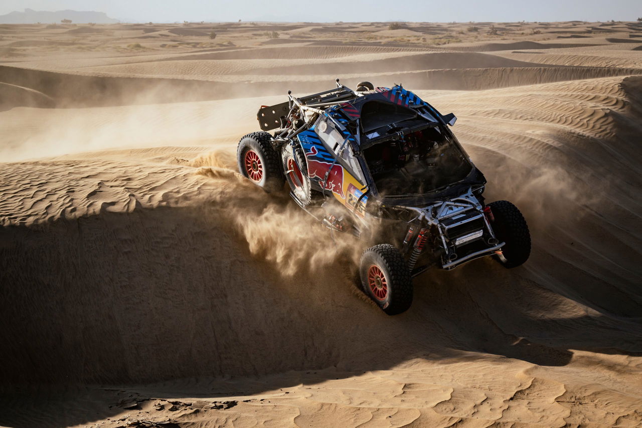 Carlos Sainz en acción, demostrando su maestría en el Dakar.