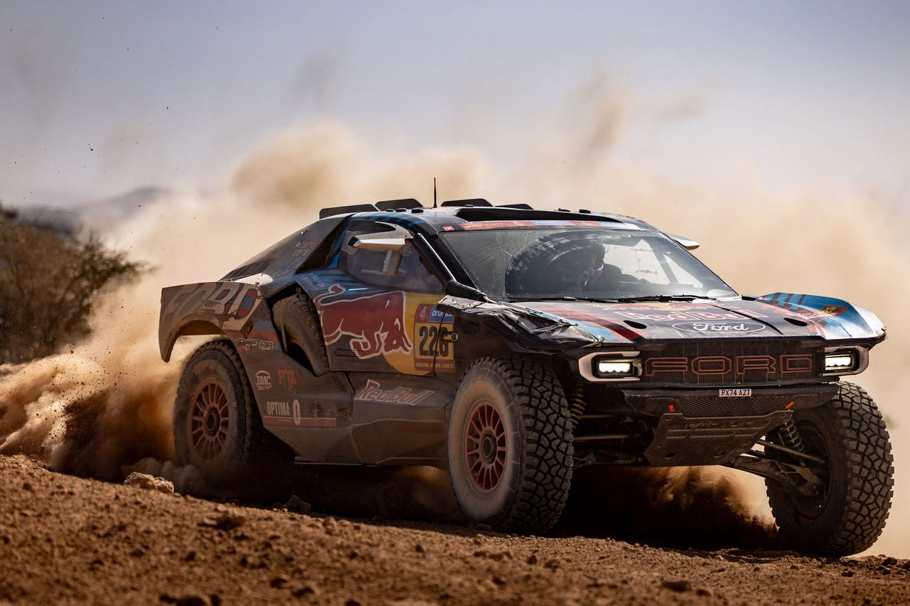 Sébastien Loeb al volante de su Ford en plena acción durante el Dakar 2025.