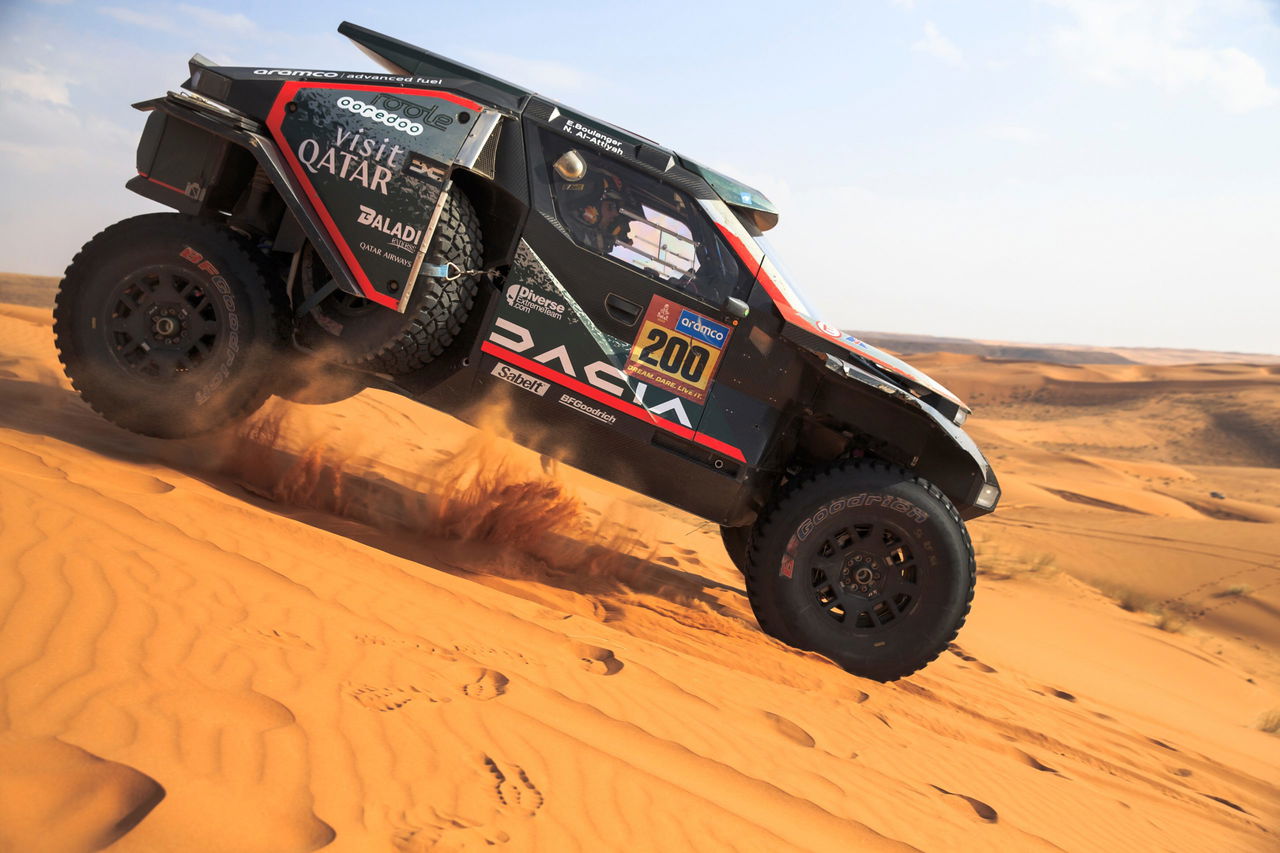 Dacia compite en terrenos desafiantes del Dakar 2025, mostrando su capacidad todoterreno.