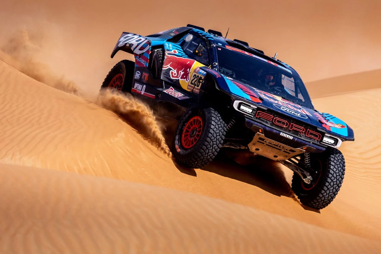 Yazeed Al-Rajhi y Timo Gottschalk en su Ford compitiendo en el Dakar.