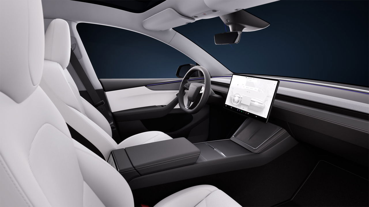 Cabina del Tesla Model Y con asientos confortables y diseño minimalista.