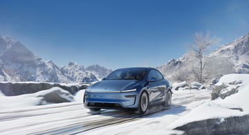 El nuevo Tesla Model Y presenta un diseño elegante y aerodinámico en un entorno nevado.