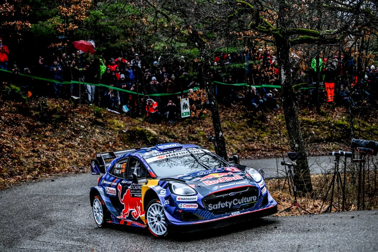 Coche de rally en acción durante el Rally de Monte-Carlo.