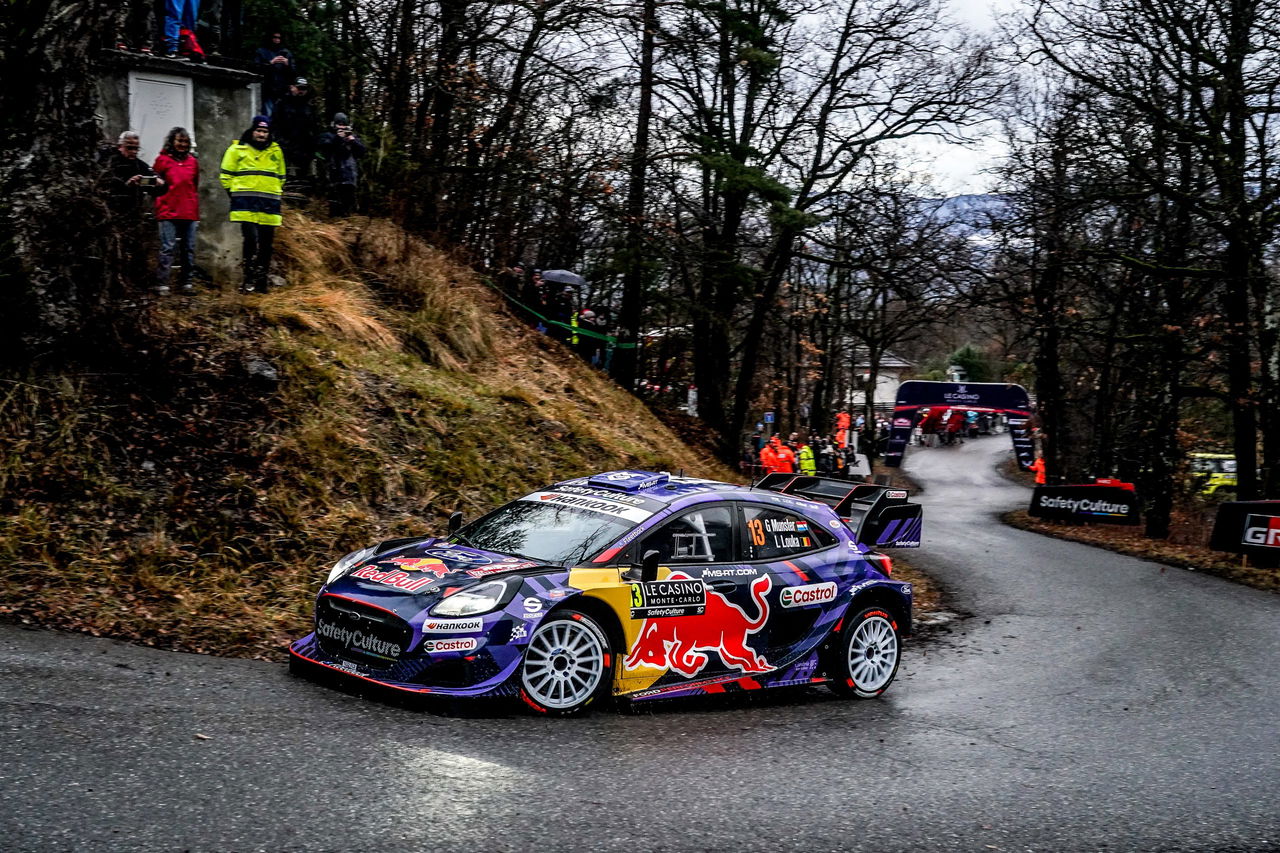 El potente vehículo Rally se desliza por una curva en Monte-Carlo.