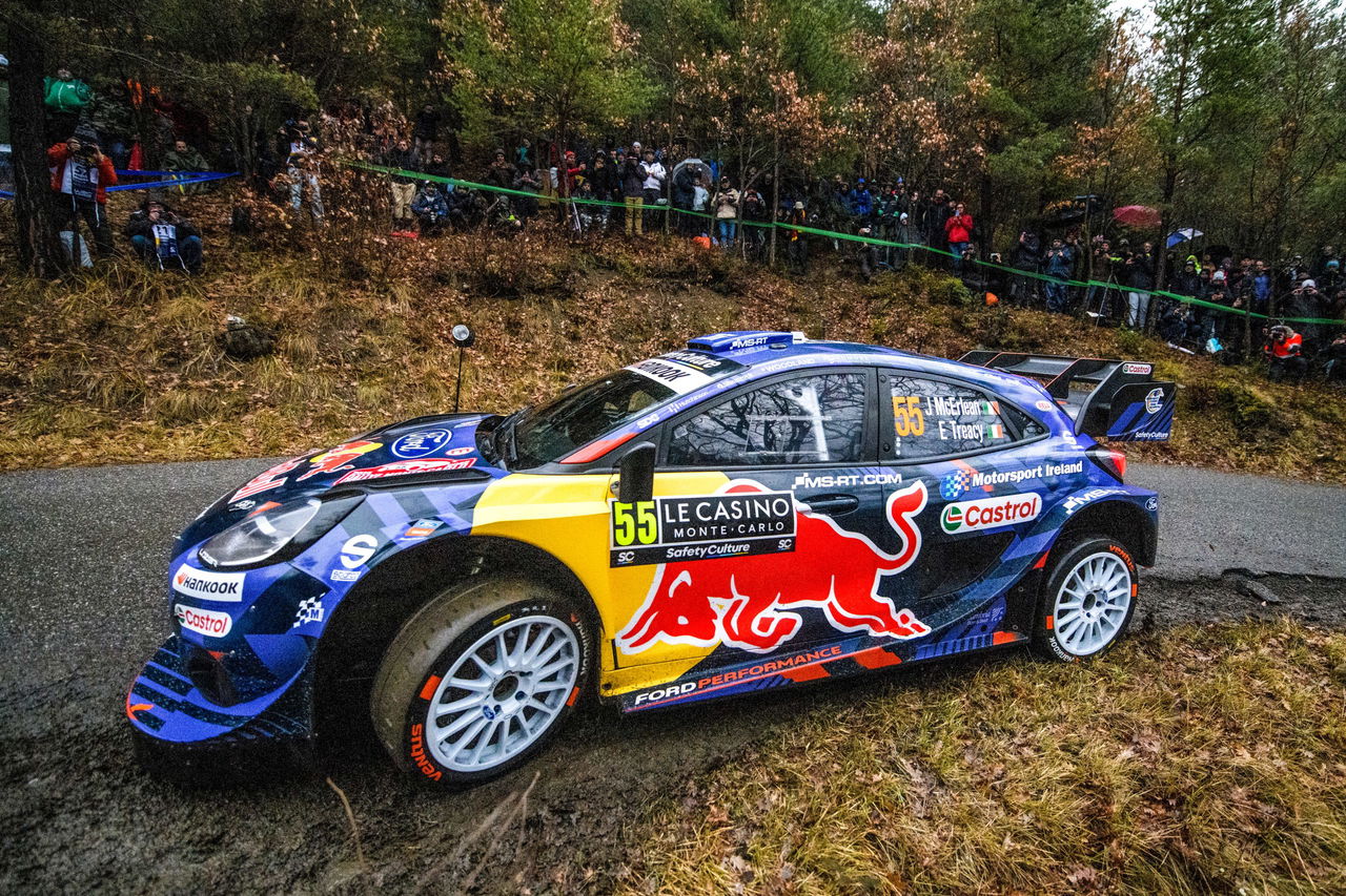 El Ford Fiesta WRC de un piloto en acción, mostrando la vibrante decoración y el ambiente del Rally de Monte-Carlo.