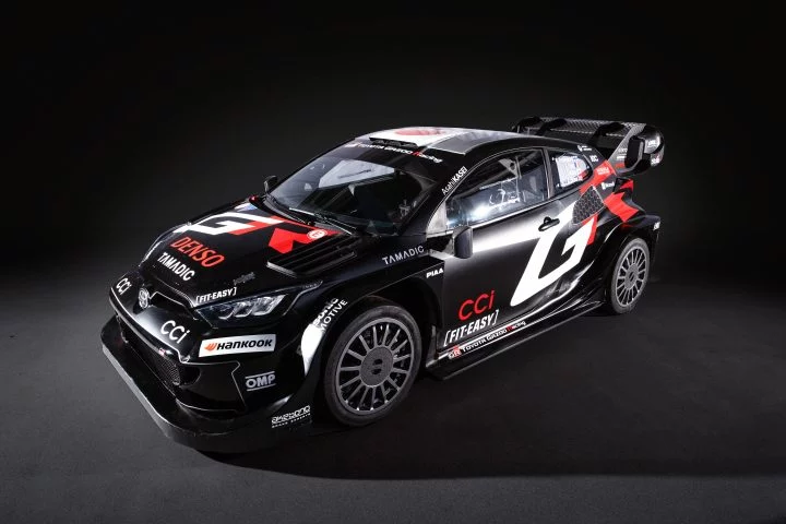 Toyota presenta su imagen 'All Black' para el Mundial de Rallyes 2025.