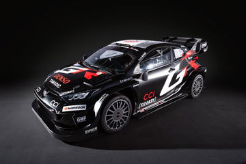 Toyota presenta su imagen 'All Black' para el Mundial de Rallyes 2025.