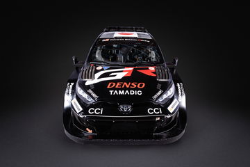 Toyota presenta su nuevo coche 'All Black' para el Mundial de Rallyes 2025.