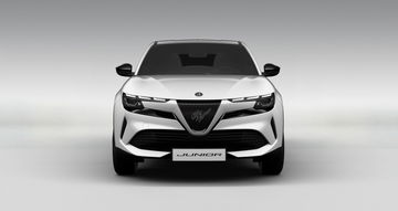 Vista frontal del Alfa Romeo Junior, muestra su diseño audaz y distintivo.