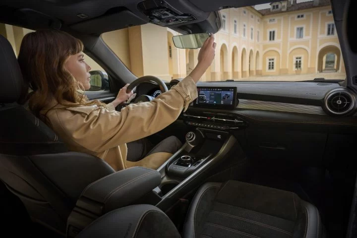 Interior moderno del SUV italiano que fusiona confort y tecnología.