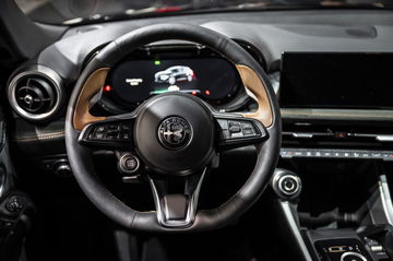 Interior elegante y tecnológico del Alfa Romeo Tonale.