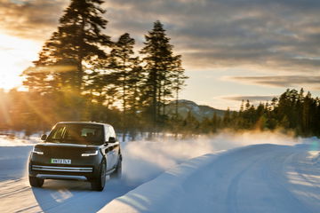 El Range Rover 2025 demuestra su impresionante capacidad todoterreno en un paisaje invernal.