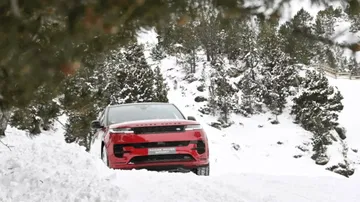 El Range Rover 2025 se desenvuelve con elegancia en la nieve, mostrando su robustez y versatilidad.