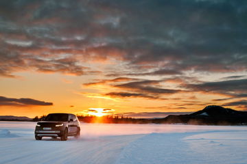 El Range Rover 2025 despliega su elegancia en un entorno nevado impresionante.