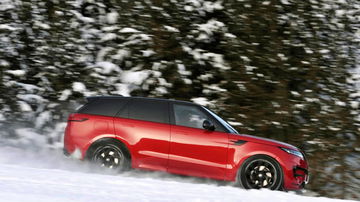 El Range Rover 2025 se enfrenta al desafío invernal con su potencia y elegante diseño.