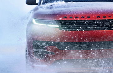 El Range Rover 2025 desafía la nieve con su potente diseño. Ideal para aventuras extremas.