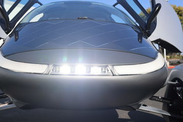 Imagen del innovador Aptera, un coche solar que se carga con energía del sol.