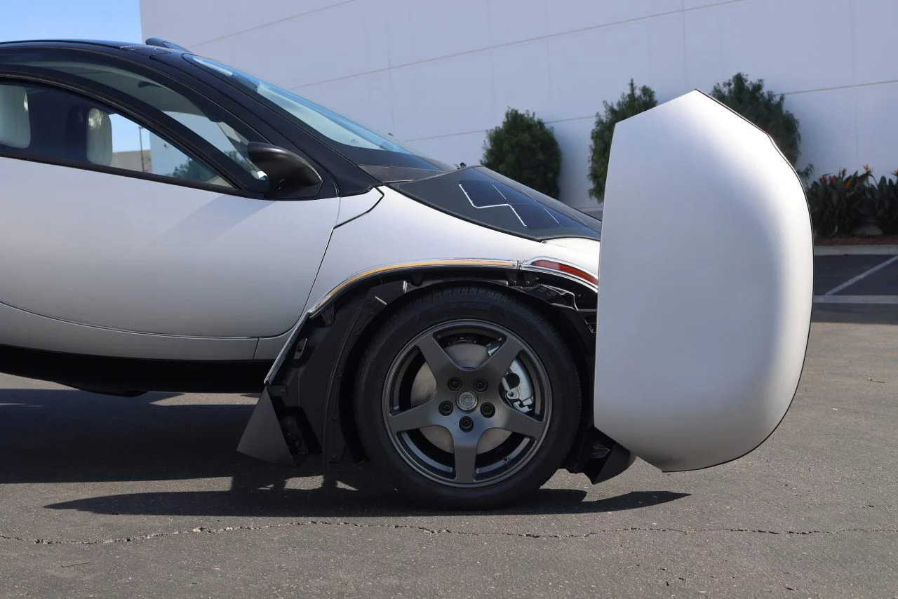 El Aptera, un innovador coche solar, muestra su diseño aerodinámico.