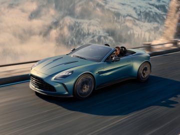 El Aston Martin Vantage Roadster combina elegancia y potencia al aire libre.