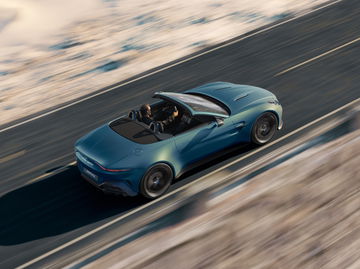 El Aston Martin Vantage Roadster deslumbra con su diseño aerodinámico y elegante.