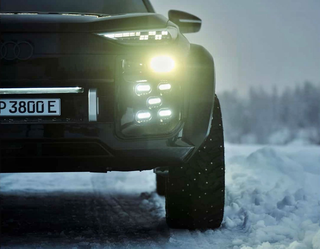 Detalles del frente del Audi Q6 4x4, destacando sus potentes luces LED