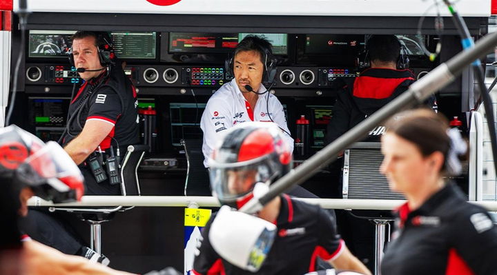 Vista del equipo Haas F1 en acción, destacando la coordinación en los pits.