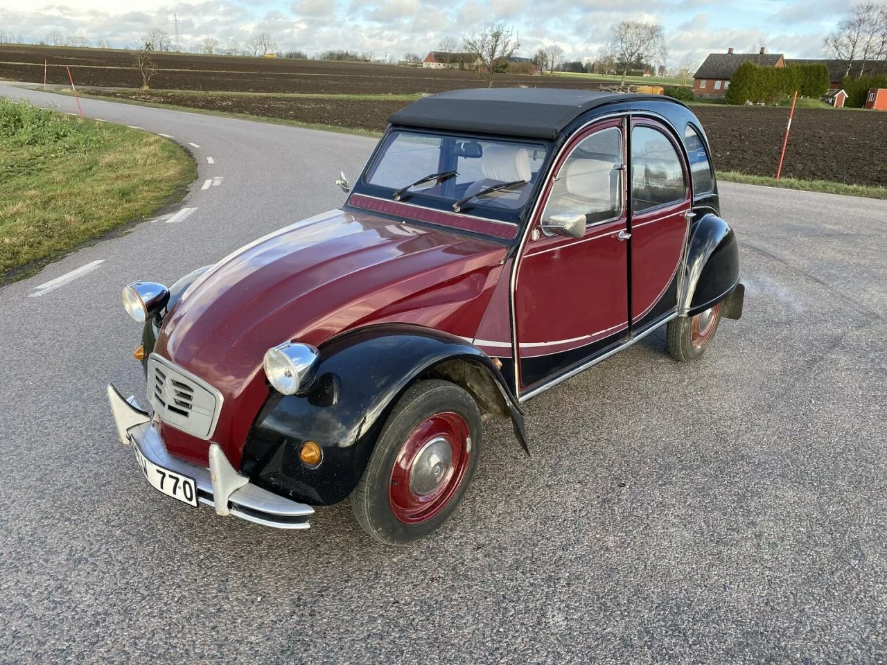 El Citroën 2CV Charleston destaca por su diseño icónico y su gran personalidad.