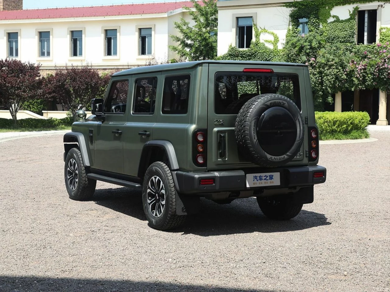 Este todoterreno compacto se asemeja a un clásico Toyota Land Cruiser.