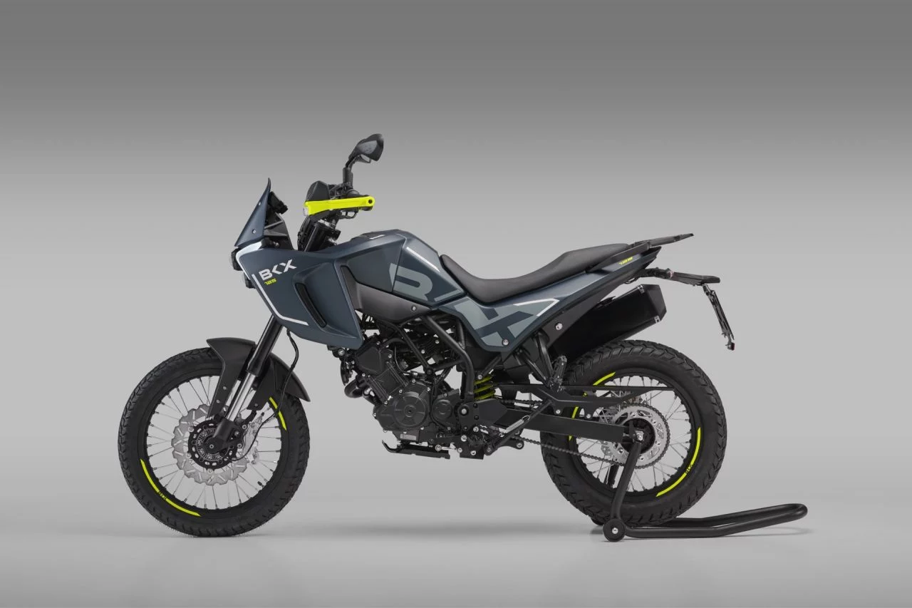 La Benelli BKX 125 destaca por su diseño ligero y dinámico, ideal para la ciudad.