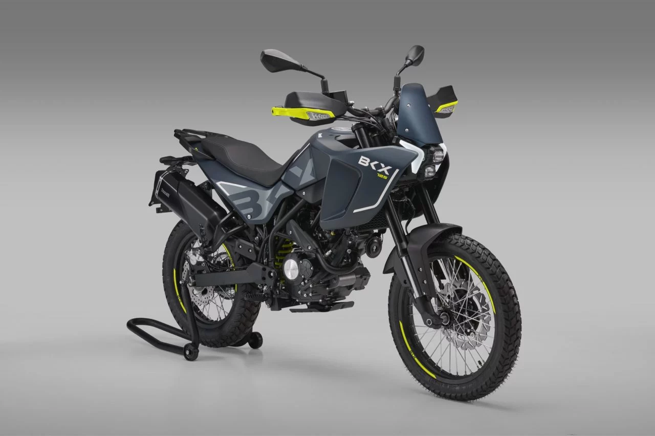 La Benelli BKX 125 destaca con su diseño agresivo y funcional. Ideal para la ciudad.