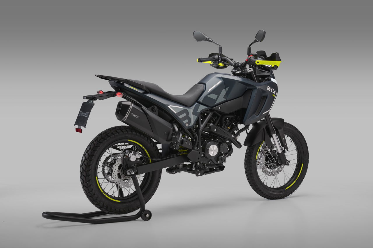 La Benelli BKX 125 combina diseño agresivo con funcionalidad. Ideal para la ciudad.