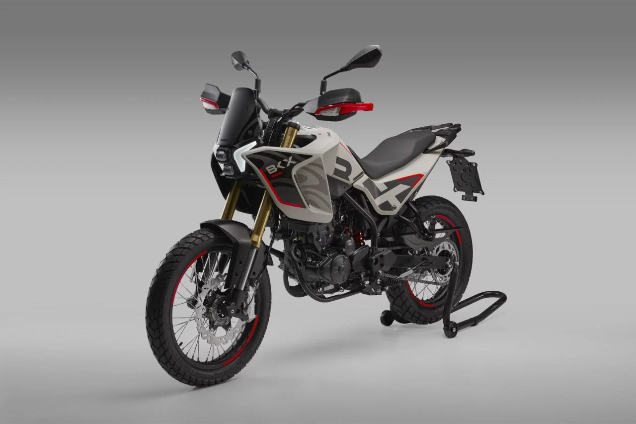 La Benelli BKX 125 combina un diseño moderno y robusto para todo tipo de aventuras.