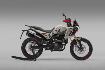 La Benelli BKX 125 presenta un diseño agresivo y dinámico, ideal para la aventura.