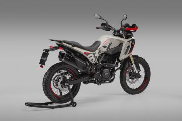 La Benelli BKX 125 destaca por su diseño aventurero y su robustez, perfecta para cualquier terreno.