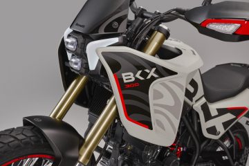 Vista cercana del diseño del tanque y el chasis del Benelli BKX 125.