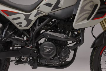 Vista detallada del motor de la Benelli BKX 125, mostrando su diseño moderno y funcional.