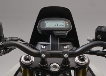 Vista del panel de instrumentos del Benelli BKX 125, con display digital y controles intuitivos.