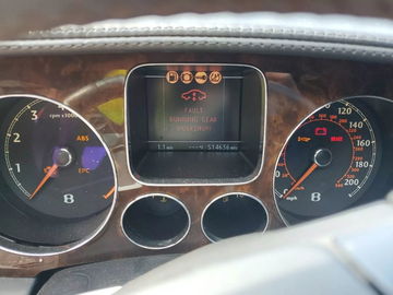 Tablero de instrumentos del Bentley Continental GT con varios indicadores.