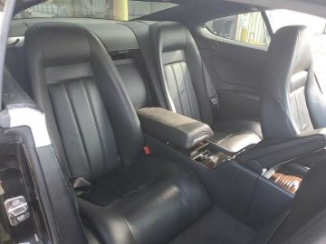 Asientos traseros del Bentley Continental GT, con tapicería de cuero elegante.