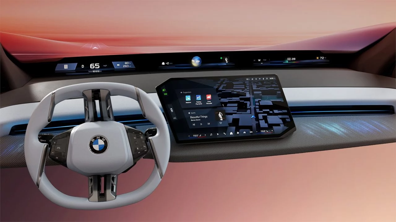 Interior moderno de BMW, con énfasis en pantallas y controles táctiles.