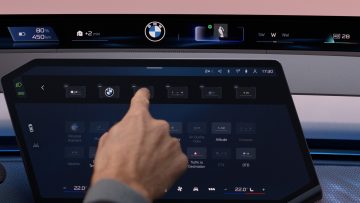 Pantalla táctil del nuevo sistema iDrive de BMW con controles intuitivos.