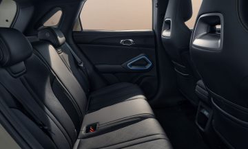 Vista del interior trasero del BYD ATTO 2, con asientos cómodos y diseño moderno.