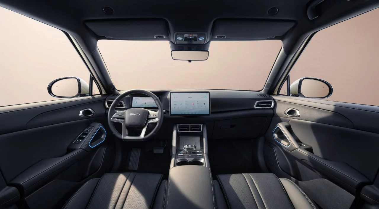 Vista del interior del BYD ATTO 2, que destaca por su diseño minimalista y tecnología avanzada.