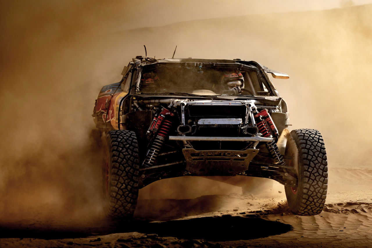 Carlos Sainz y Lucas Cruz abandonan tras un accidente en el Rally Dakar 2025.