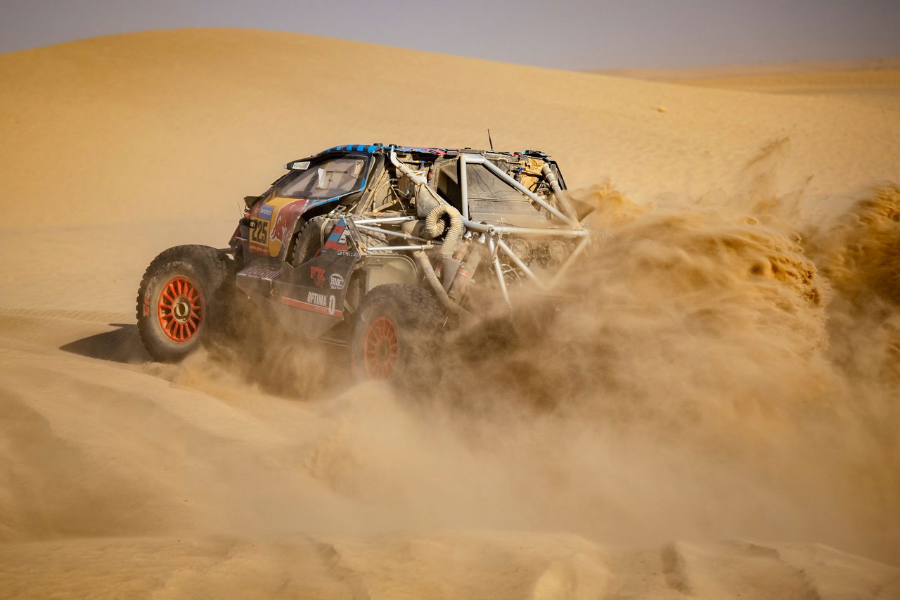 Carlos Sainz y Lucas Cruz abandonan el Dakar 2025 tras un accidente.