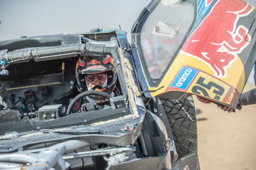 Carlos Sainz en cockpit del vehículo tras abandono en el Dakar 2025.