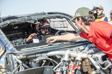 Carlos Sainz y Lucas Cruz tras el accidente en la etapa de 48 Horas del Dakar 2025.